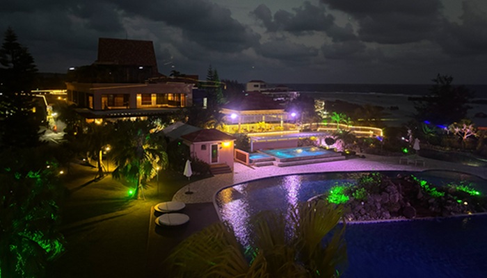 シギラミラージュ「ザ クラブラウンジ」から望む、ライトアップされたプールの夜景