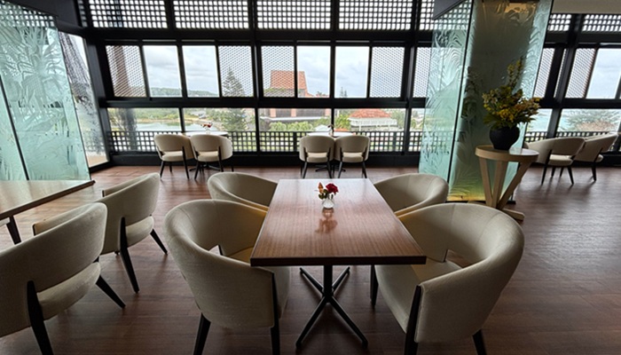 シギラミラージュ「ザ クラブラウンジ」の窓際の席