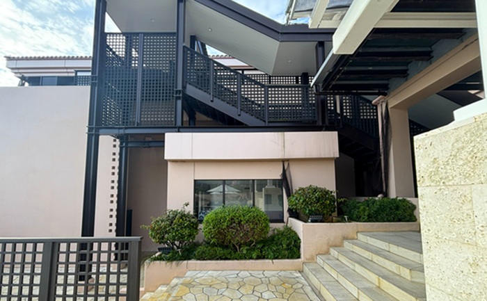 シギラミラージュ「ザ クラブラウンジ」へ続く外階段の入り口。2階へはこの階段を利用する