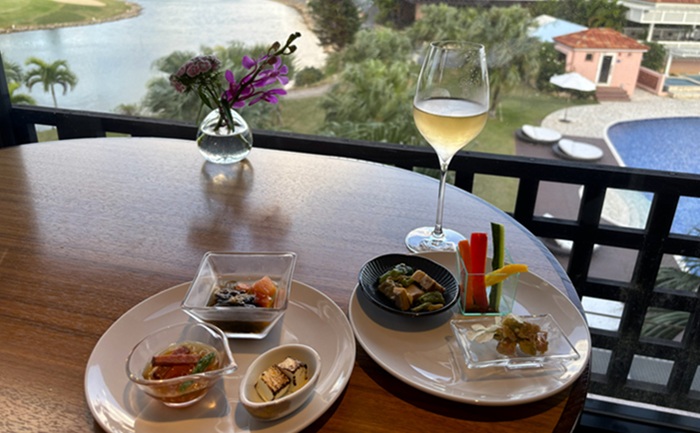 シギラミラージュ「ザ クラブラウンジ」のバータイムで提供されるオードブル盛り合わせ。クリームチーズの西京みそ漬けやコンソメカクテルなど