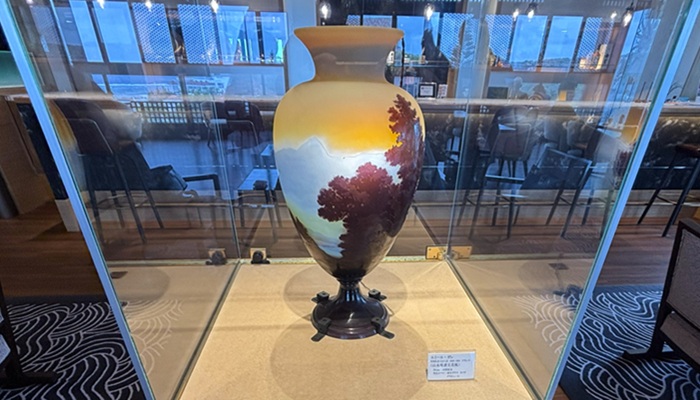 シギラミラージュ「ザ クラブラウンジ」に展示されているエミール・ガレの作品「山水風景文花瓶