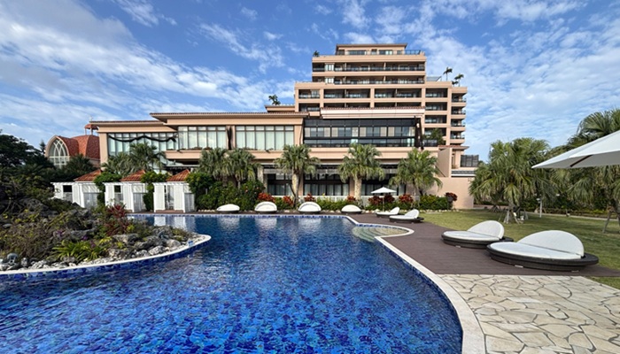 シギラミラージュ本館にある屋外共有プール。青い水面が並ぶリゾート感ありました