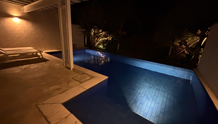 シギラミラージュ プールヴィラプレミアの夜景。ライトアップされたプライベートプールと幻想的なテラスの雰囲気