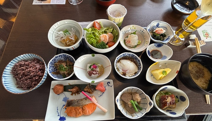 シギラミラージュ「蜃気楼」の朝食、小鉢が並ぶ彩り豊かな和食御膳