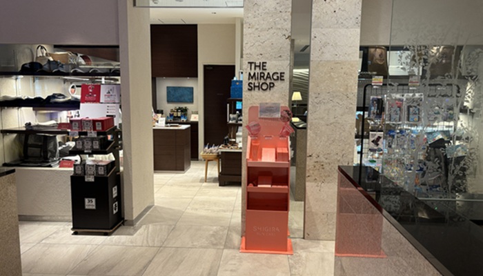 シギラミラージュ1階にあるセレクトショップ「THE MIRAGE SHOP」の外観。雑貨などが並ぶ