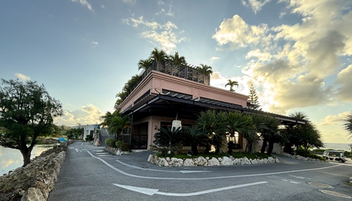 シギラミラージュの別棟にあるレストラン「タートルベイ」の建物外観