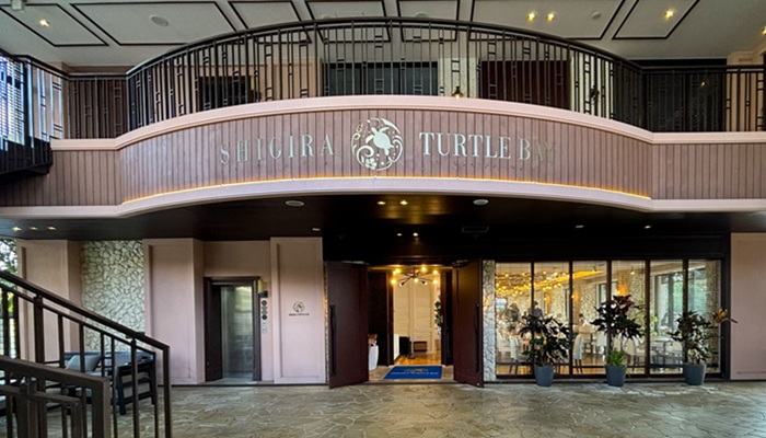 「SHIGIRA TURTLE BAY」のロゴ看板が掲げられたレストランの入口