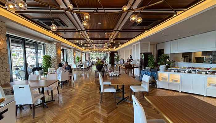 シギラミラージュのレストラン「タートルベイ」の明るく開放的な店内