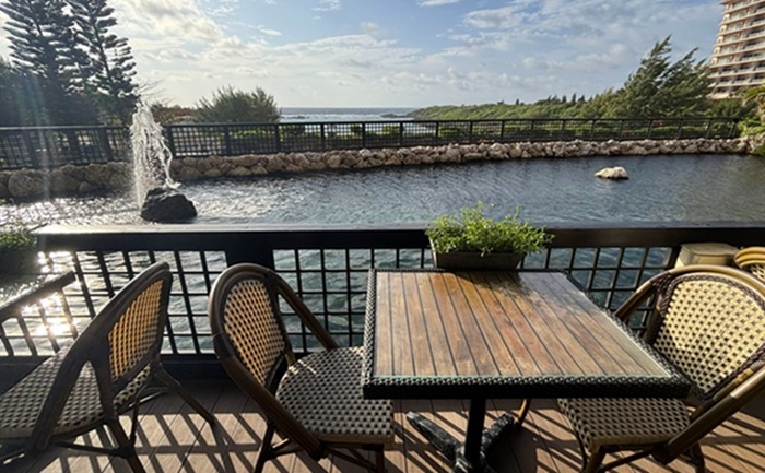 シギラミラージュ「タートルベイ」のテラス席。海を眺めながら朝食とシャンパンを楽しめる屋外席