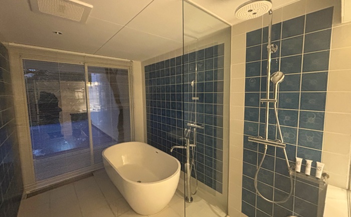 シギラミラージュ プールヴィラプレミアのバスルーム。シャワーブースとテラスのプールへ直結する置き型バスタブ