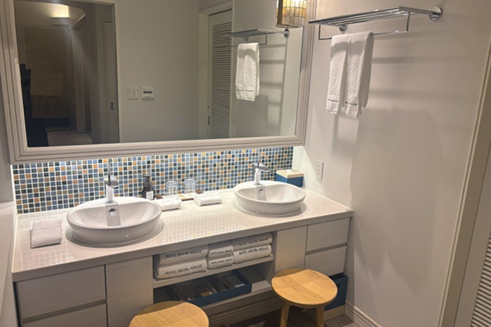 シギラミラージュ プールヴィラプレミアの洗面台。2人同時に使えるダブルシンク