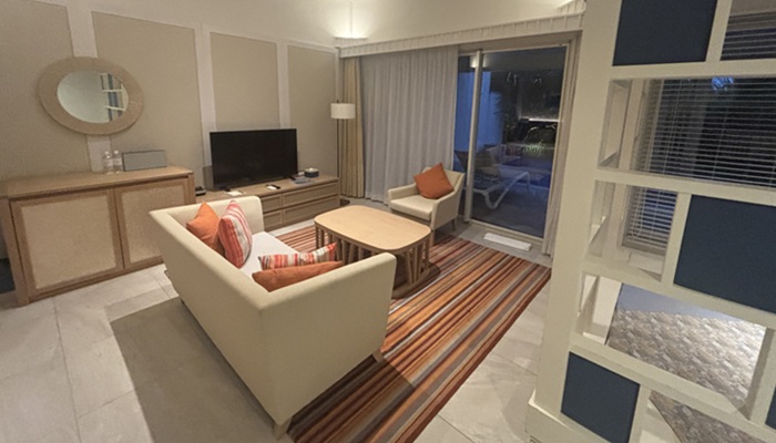 シギラミラージュ プールヴィラプレミア1階のリビングルーム