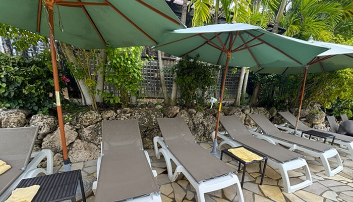 シギラ黄金温泉のジャングルプールにあるビーチベッド