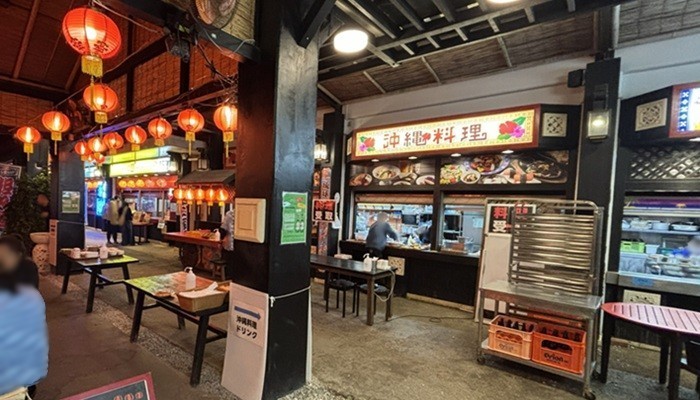 シギラ屋台村の賑やかな夜の風景。沖縄料理の屋台が並ぶ屋外フードコート