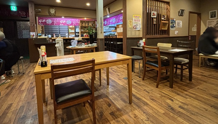 宮古島の人気居酒屋「おふくろ亭」の店内。座敷席とテーブル席があり、地元客や観光客でにぎわうアットホームな雰囲気