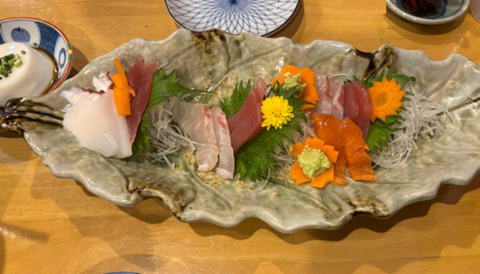 宮古島の居酒屋「おふくろ亭」の刺身盛り合わせ。イカやタコなど新鮮な魚介が盛り付けられた一皿