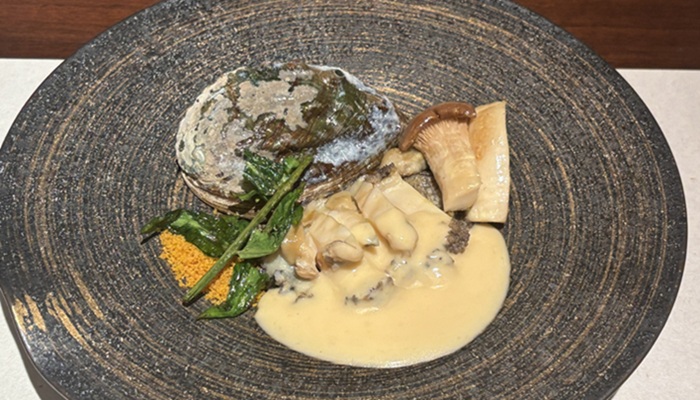 シギラミラージュ蜃気楼鉄板焼きの活鮑の鉄板焼き。イナムドゥチ味噌ソースとカラスミが添えられた一皿