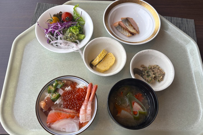 ANAクラウンプラザホテル釧路の朝食ビュッフェ、いくらや甘エビを贅沢にのせた自家製海鮮丼と和食