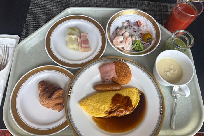 ANAクラウンプラザホテル釧路の朝食ビュッフェ、オムレツとサラダを盛り付けたプレート