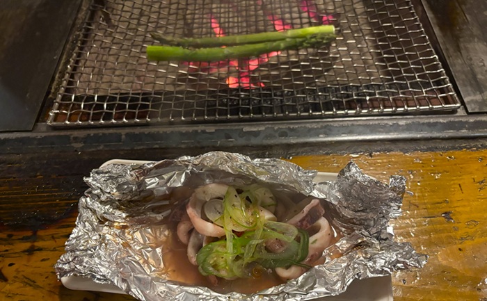 炉ばた煉瓦の富良野産アスパラガスとイカのねぎ塩焼きホイル焼き