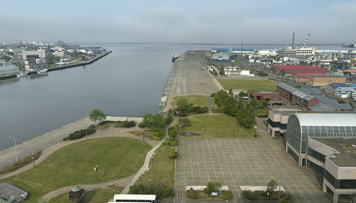 ANAクラウンプラザホテル釧路の海側客室から見下ろす、昼間の雄大な釧路川と釧路湾
