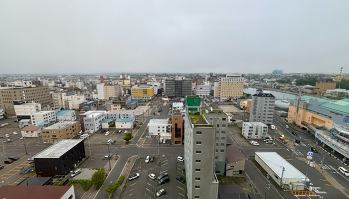 ANAクラウンプラザホテル釧路の高層階から見下ろす、遮るもののない広大な釧路市街地の景色