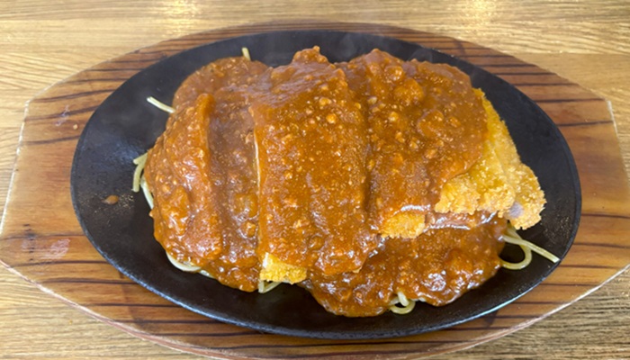 釧路「泉屋総本店」の名物グルメ、熱々の鉄板にのったスパカツ