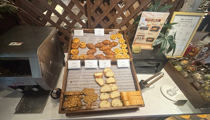 ANAクラウンプラザホテル福岡 朝食ビュッフェのクロワッサンやバゲットが並ぶパンビュッフェコーナー