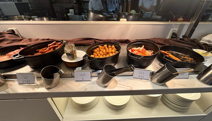 ANAクラウンプラザホテル福岡 朝食ビュッフェのソーセージやハッシュドポテトなど洋食ホットミールコーナー