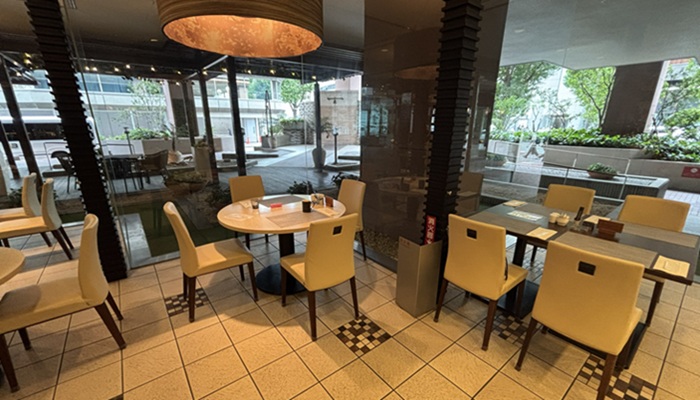 ANAクラウンプラザホテル福岡 朝食会場（クラウンカフェ）の落ち着いた店内と窓際のテーブル席