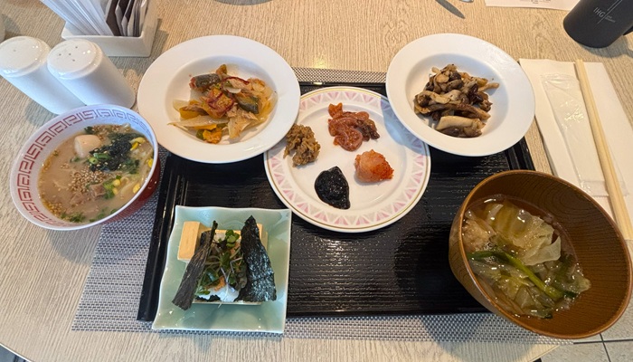 ANAクラウンプラザホテル福岡 朝食ビュッフェで盛られた博多豚骨ラーメンや明太子
