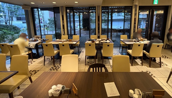 ANAクラウンプラザホテル福岡 朝食会場クラウンカフェのテーブル席と店内の様子