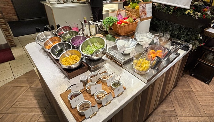 ANAクラウンプラザホテル福岡 朝食ビュッフェの野菜とフルーツが並ぶサラダコーナー