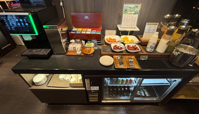 ANAクラウンプラザホテル福岡 クラブラウンジ朝食のドリンクマシンやジュース、カットフルーツコーナー