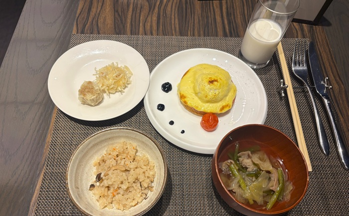 ANAクラウンプラザホテル福岡 クラブラウンジ朝食のメイン卵料理やきのこ炊き込みご飯