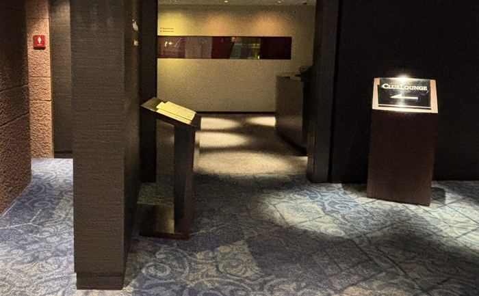 ANAクラウンプラザホテル福岡 クラブラウンジへと続く通路と「CLUB LOUNGE」の案内板
